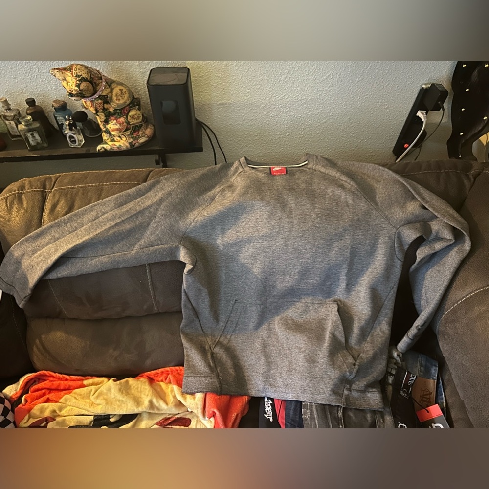 Nike sweat shirt. Newish. Didn’t really wear it much.